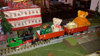 Auch die Modeleisenbahn darf in der Werkstatt des Weihnachtsmann nicht fehlen