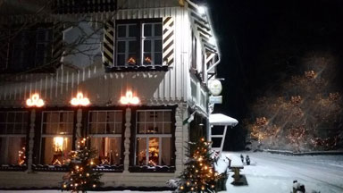 Das Heritage Hotel Königreich Romkerhall im Winter bei Nacht und wunderschön beleuchtet
